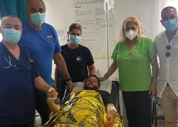 «Топ чөктүрбөй алып жүргөн». Македонияда деңизге толкун алып кеткен турист 18 сааттан кийин табылган