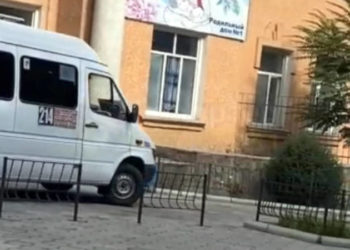 Бишкекте кичи автобустун айдоочусу толготуп жаткан келинди төрөтканага чейин жеткирген (видео)