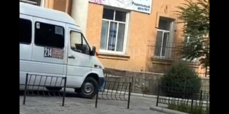 Бишкекте кичи автобустун айдоочусу толготуп жаткан келинди төрөтканага чейин жеткирген (видео)