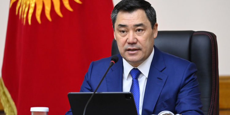 «Ак ниет ишкерлер аэропортто VIP-зал аркылуу акысыз өтө алышат». Садыр Жапаров жаңы жарлыкка кол койду