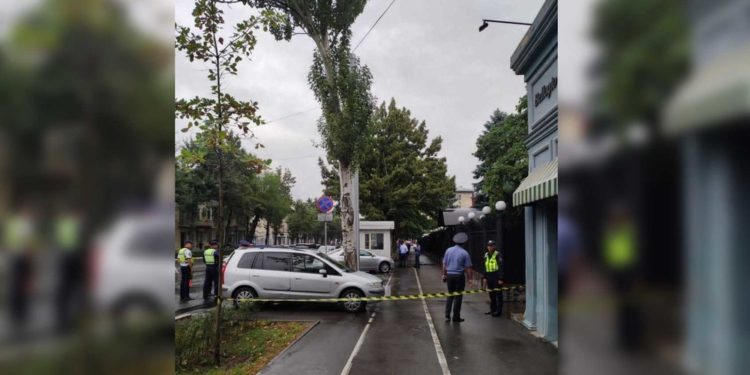 Орусиянын элчилиги милиция тарабынан курчоого алынды