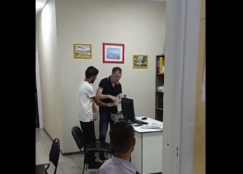 Орусияда мигрантка кол көтөргөн мамлекеттик кызматкердин кызматтан алынганы айтылды