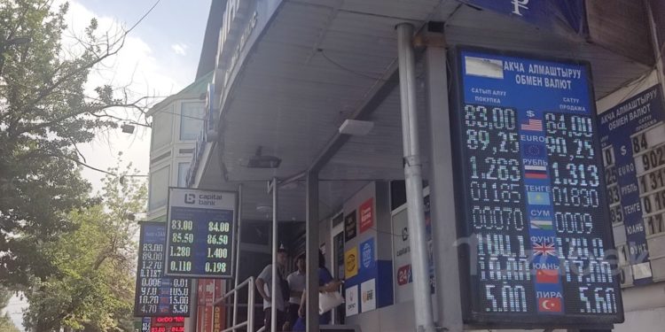 «Таблону карабаңыз». Моссоветте жайгашкан акча алмаштыруучу жайларда доллар жогорулатылган баада сатылууда