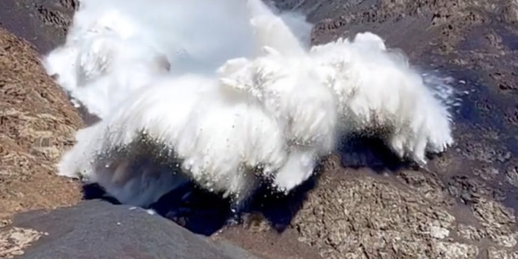 Ысык-Көлдө Жууку ашуусундагы мөңгү ээрип кулап түштү