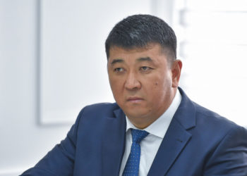 «1-орунда турушуңар керек болчу». Президенттин Чүй облусундагы өкүлү Жапаровдон уруш жеди