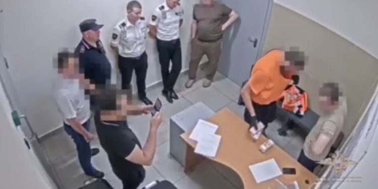 «Шереметьево» аэропортунун кызматкери Москва-Бишкек каттамындагы эки жүргүнчүнүн 21 миллион рубль акчасын уурдоого шектелүүдө