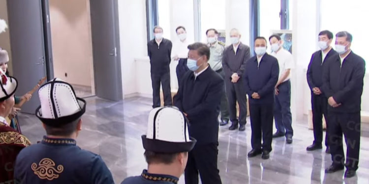 Кытайдын төрагасы Си Цзиньпин «Манас» эпосунун негизиндеги көрсөтүүгө келди