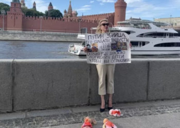 Биринчи каналдын «Время» берүүсүнүн эфиринде согушту токтотууга чакырган мурдагы кызматкерди полиция кармады