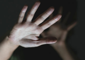 Чүйдө апасы 16 жаштагы кызынын зордукталып, сабалганын айтып чыккан. Милиция маалымат берди