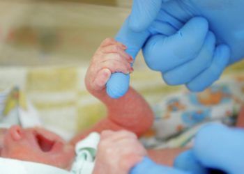 Оштогу төрөтканада ымыркайдын бутун сындырып алышканы айтылды. Милициянын маалыматы