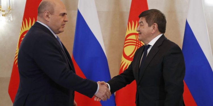 Орусиянын өкмөт башчысы менен Акылбек Жапаров телефон аркылуу сүйлөштү