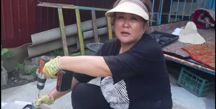 Алтынай Нарбаеванын тооккана жасаган видеосу элдин кызыгуусун жаратты. «Чарба иштерин жасагандан рахат алам» дейт ырчы (видео)