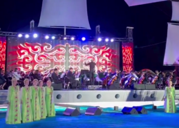 Караколдо орусиялык ансамбль Мирбек Атабековдун «Мурас» ырын созду (видео)