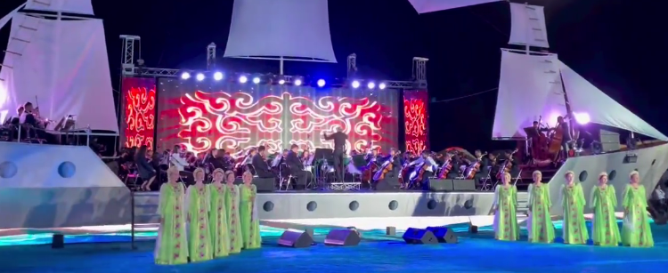 Караколдо орусиялык ансамбль Мирбек Атабековдун «Мурас» ырын созду (видео)