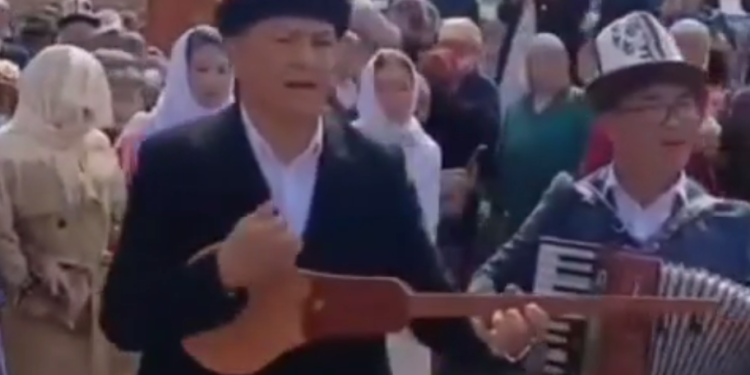 Мырзалардын комуз, аккордеондун коштоосунда кызды узаткан видеосу тарады (видео)