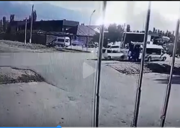 Ысык-Көлдө токтоп турган Спринтерди жеңил унаа сүзгөн окуя. Спринтердин айдоочусу каза болду (видео)