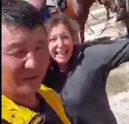 «Биз тирүүбүз!» Жууку ашуусундагы мөңгү көчкүдө калгандар элге «дубай салам» жолдошту (видео)