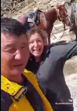 «Биз тирүүбүз!» Жууку ашуусундагы мөңгү көчкүдө калгандар элге «дубай салам» жолдошту (видео)