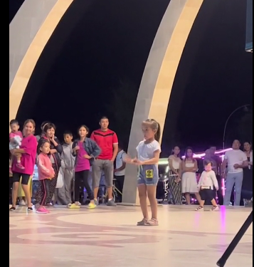 Атың чыкпаса «Ынтымак» паркына бар! Кичинекей кыздын паркта бийлеген видеосу коомчулуктун көңүлүн бурду (видео)