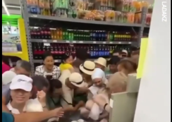 Кумшекер жерге чачылып… Казакстанда кумшекер талашкандардын видеосу тарады (видео)