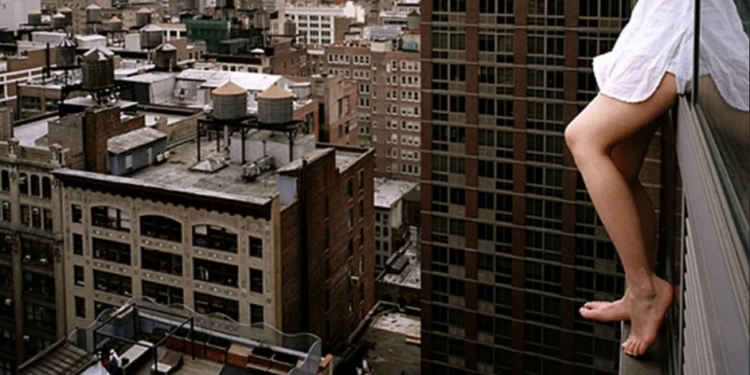 Бишкекте 14 жаштагы кыз 13-кабаттан кулап каза болду