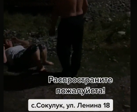 Сокулук районунда түн жарымда эркектин аялды жерге жаткыра сабаган көрсөткөн видеосу тарады (видео)