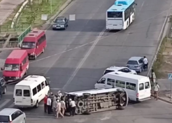 Бишкекте 105-маршруттук такси жүргүнчүлөрү менен оодарылып, 4 жүргүнчү жаракат алды