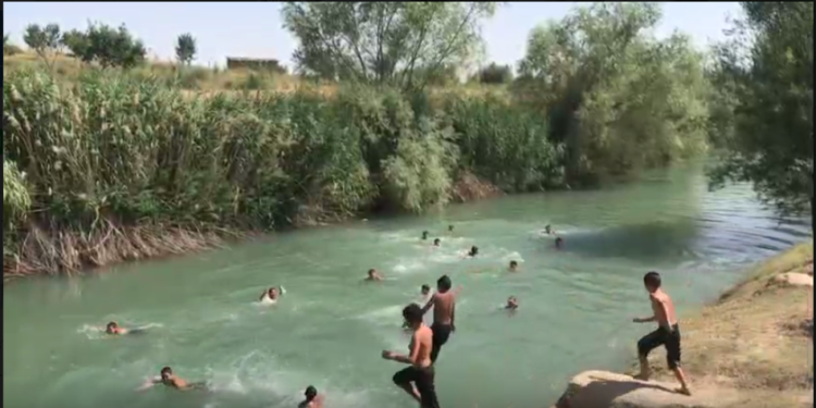 Жыргал ай! Кара-Сууда каналга түшкөн топ баланын видеосу көңүлдү бурду (видео)