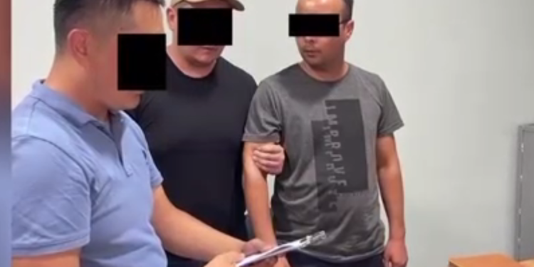 Кочкор-Ата шаарынын дарыгери УКМК кызматкерине пара берүү учурунда кармалды (видео)