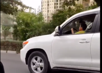 «Балдар- биздин келечегибиз!» Бишкекте жол тандабасты жаш баласына айдатып бараткан айдоочунун видеосу тарады (видео)