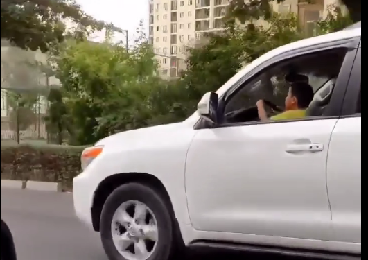 «Балдар- биздин келечегибиз!» Бишкекте жол тандабасты жаш баласына айдатып бараткан айдоочунун видеосу тарады (видео)