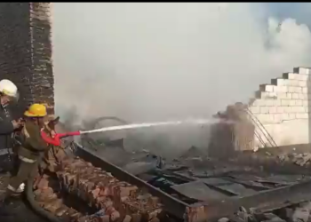 Бишкекте түндө ири кампа өрттөнүп кетти. Өрттү толук өчүрүү иштери уланууда (видео)