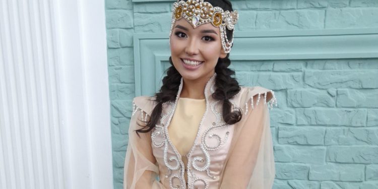 Арнис Кыдырмышев менен Альбина Имашова кызы Мадаленаны турмушка узатты