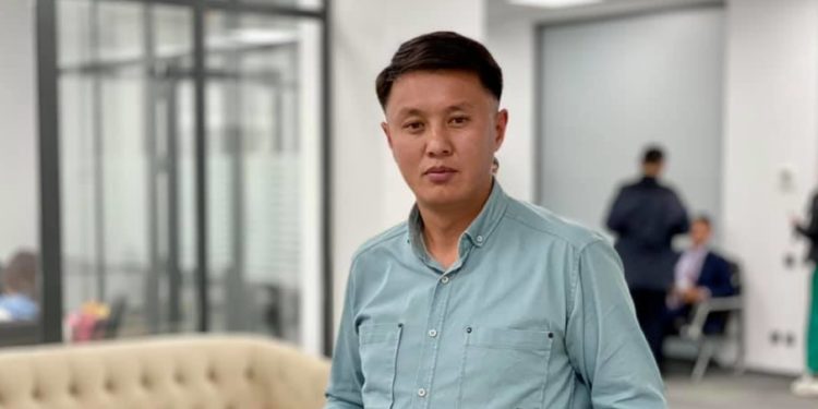 «Жыйын учурунда бастырып кирди» делген журналист Улукбек Карыбек уулу: «Дагы далай коррупциянын бетин ачабыз»