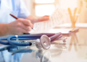 «Жатынын алып салып, эч кимге айтпаптыр». Жетекчи антисептик сайылган келиндин жатынын алып салышканын тастыктады