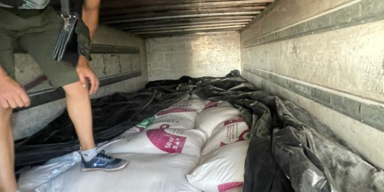 6 тонна кумшекерди Кыргызстандан Казакстанга мыйзамсыз алып өтүүгө аракет кылгандар кармалды