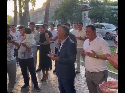 Райымбек Матраимовдун тушоо тойго баргандагы сүрөтү тарады