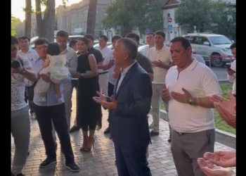 Райымбек Матраимовдун тушоо тойго баргандагы сүрөтү тарады