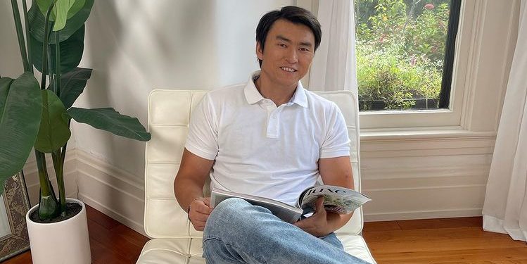 Ырчы Эрлан Андашевдин «Ашыгым» ырын казакстандык ырчы которуп ырдап, тойлордун көркүн ачууда (видео)