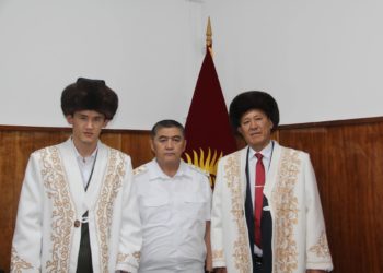 Камчыбек Ташиев Hardcore FC чемпиону Самат Абдырахмановду кабыл алып, тебетей, камчы белек кылды