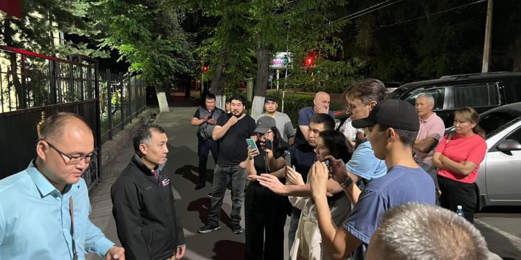 Экс-депутат Равшан Жээнбеков түнү кайра коё берилди