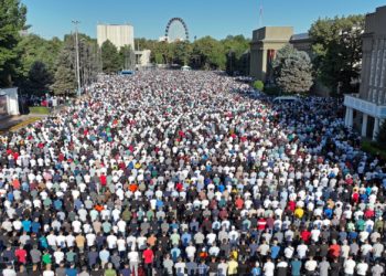 Бишкекте Айт намазга 10 миңден ашуун адам катышты (сүрөт)