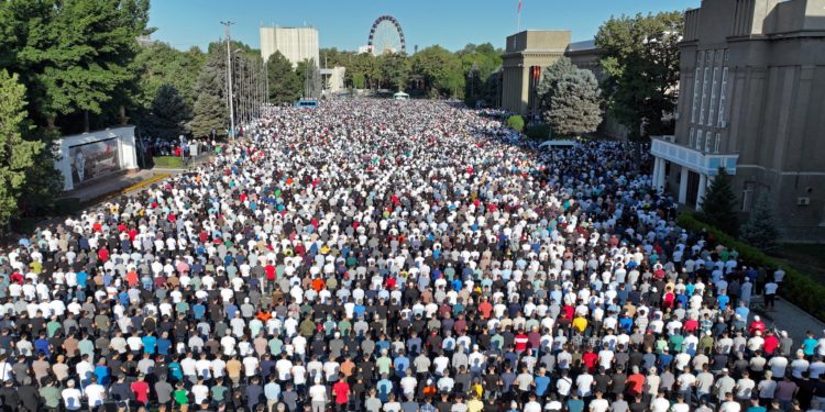 Бишкекте Айт намазга 10 миңден ашуун адам катышты (сүрөт)