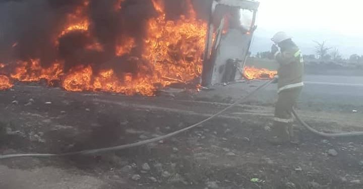 Чүй облусунда дөңгөлөк жүктөгөн оор жүк ташуучу унаа өрттөнүп кетти