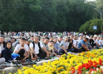 Ош шаарында Айт намазга 13 миңге жакын адам катышты (сүрөт)