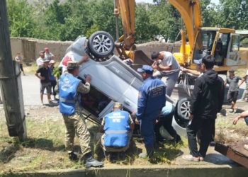 Баткенде каналга түшүп кеткен унаа чыгарылды. Жабыркаган жаран дарыгерлерге өткөрүп берилген