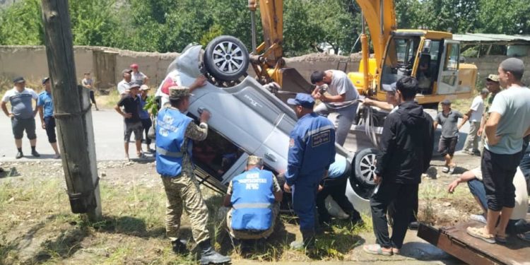 Баткенде каналга түшүп кеткен унаа чыгарылды. Жабыркаган жаран дарыгерлерге өткөрүп берилген