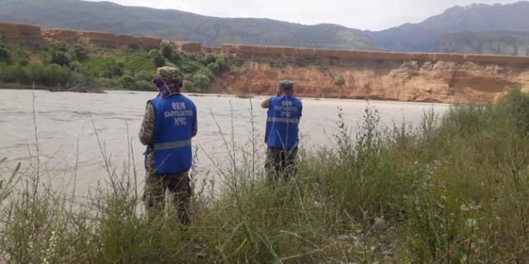 Нарында кийимдери дарыядан табылган 80 жаштагы карыяны издөө иштери убактылуу токтотулду