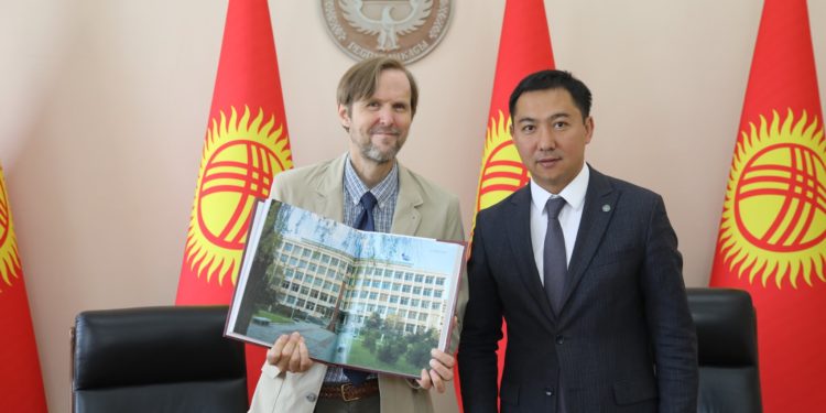 «Манас» эпосунун “Көкөтөйдүн ашы” бөлүгү англис тилине которулду