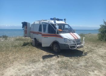 Ысык-Көлдө чөгүп кеткен 4 жаштагы кыздын жакындары «суучулдар келбей жатат» дешет. ӨКМ бул боюнча эмне дейт? (видео)